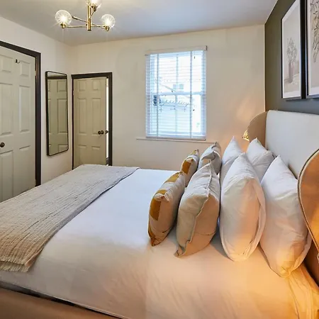 Host & - Toffee Crackle House *